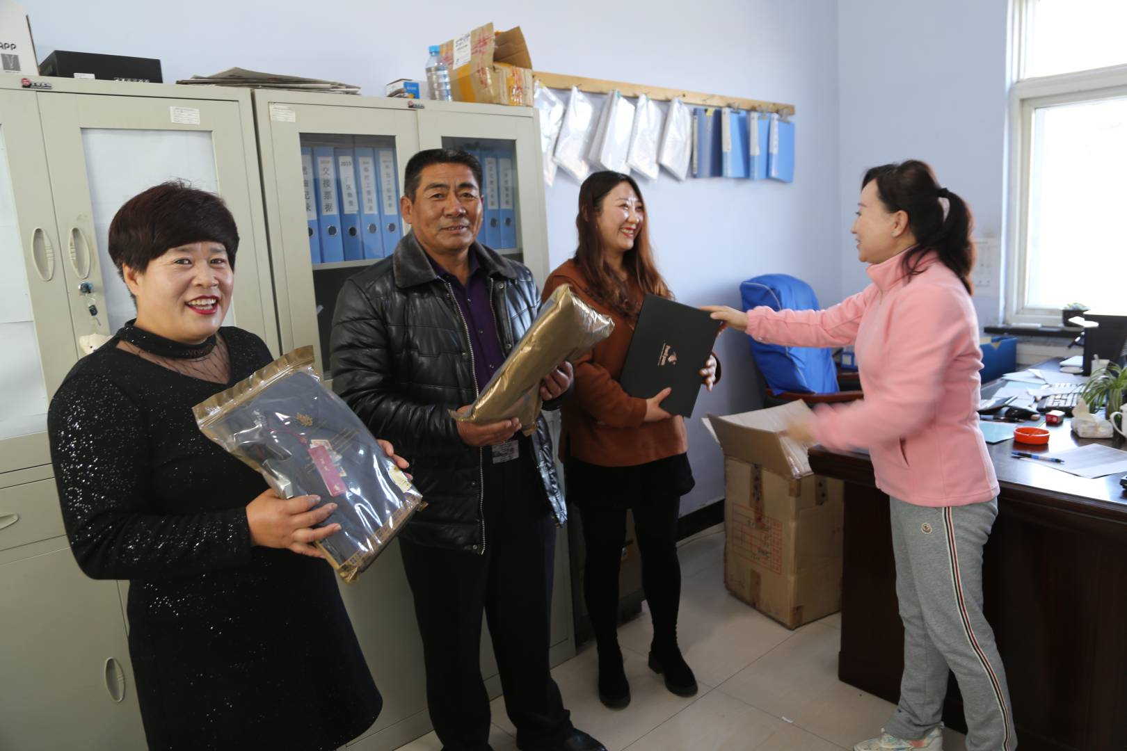 集團工會：寒冬送溫暖  焐熱職工心